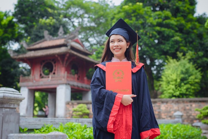 นางสาว ลลิตภัทร เกิดกรุง นักศึกษาไทยปริญญาตรีเกียรตินิยมอันดับ1 ของมหาวิทยาลัยสังคมศาสตร์และมนุษยศาสตร์ สังกัดมหาวิทยาลัยแห่งชาติฮานอย - ảnh 1