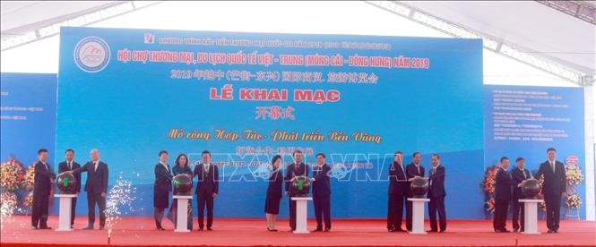 เปิดงานแสดงสินค้า การท่องเที่ยวระหว่างประเทศเวียดนาม-จีน (ม้องก๊าย-ตงซิง) ปี 2019 - ảnh 1
