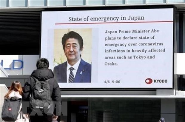 ญี่ปุ่นประกาศสถานการณ์ฉุกเฉินและจัดงบช่วยเหลือเกือบ 1 ล้านล้านดอลลาร์สหรัฐ - ảnh 1