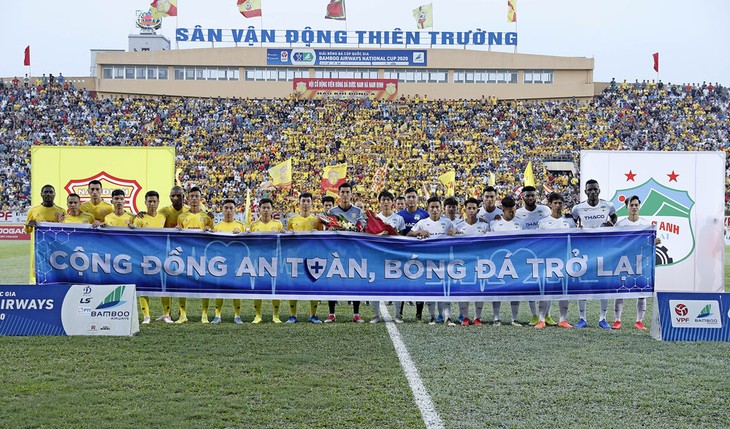สื่อเอเชียแสดงความประทับใจต่อการเปิดการแข่งขันฟุตบอลอีกครั้งของเวียดนาม - ảnh 1
