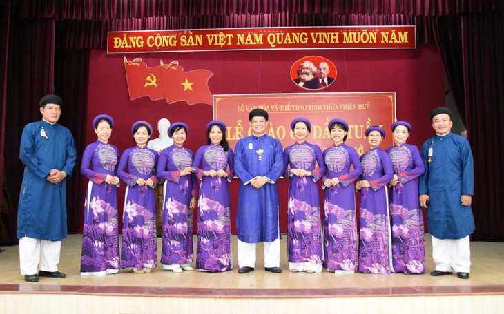 ข้าราชการชายในกรุงเก่าเว้ใส่ชุดอ๊าวหย่าย หงูเทิน ไปทำงานเพื่ออนุรักษ์ชุดประจำชาติเวียดนาม - ảnh 3