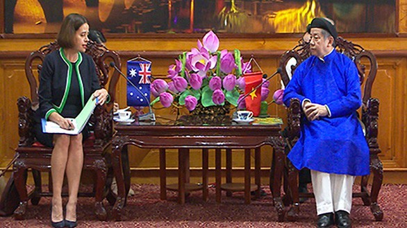 ข้าราชการชายในกรุงเก่าเว้ใส่ชุดอ๊าวหย่าย หงูเทิน ไปทำงานเพื่ออนุรักษ์ชุดประจำชาติเวียดนาม - ảnh 7
