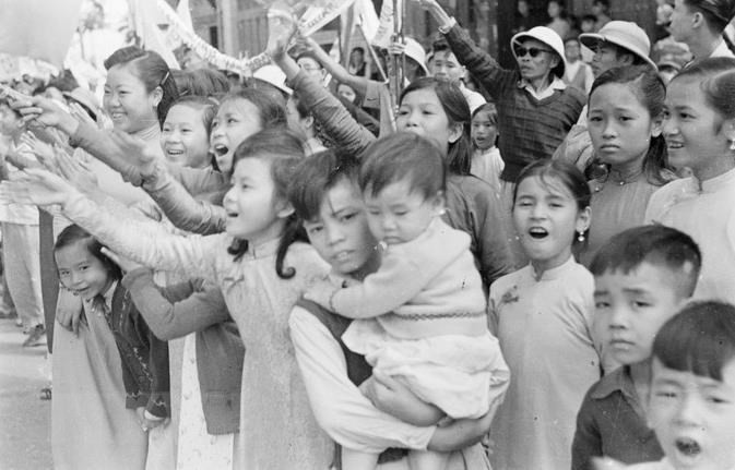 ภาพถ่ายที่ล้ำค่าเกี่ยวกับวันปลดปล่อยเมืองหลวงฮานอย 10 ตุลาคมปี 1954 - ảnh 11