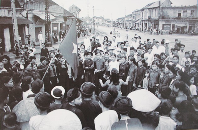 ภาพถ่ายที่ล้ำค่าเกี่ยวกับวันปลดปล่อยเมืองหลวงฮานอย 10 ตุลาคมปี 1954 - ảnh 14