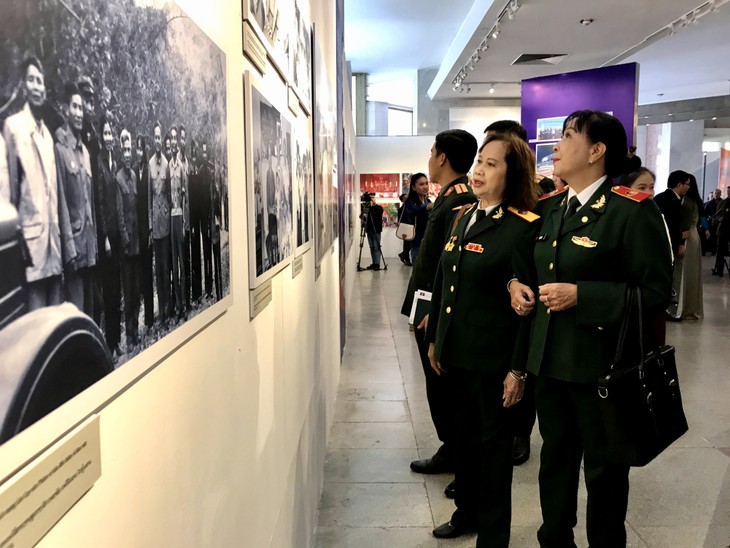 งานนิทรรศการ “มิตรภาพพิเศษเวียดนาม-ลาว”- งานนิทรรศการแห่งความทรงจำของทหาร - ảnh 1