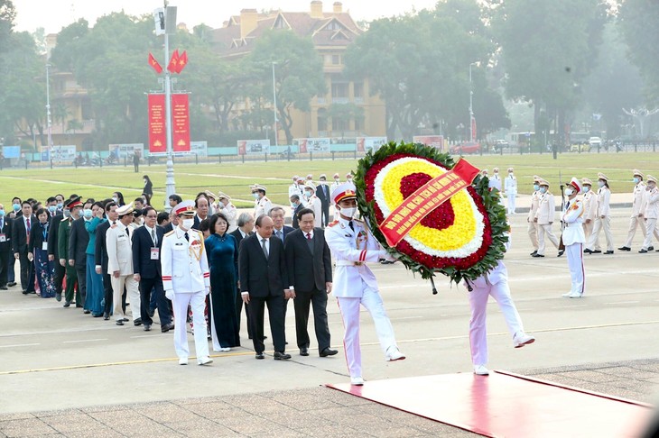 คณะผู้แทนที่เข้าร่วมการประชุมใหญ่แข่งขันรักชาติทั่วประเทศครั้งที่ 10 เข้าเคารพศพประธานโฮจิมินห์ - ảnh 1