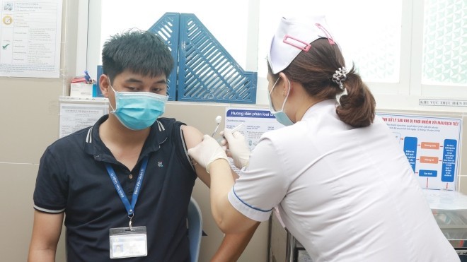 เวียดนามได้ทำการฉีดวัคซีนป้องกันโรคโควิด-19 ให้แก่กลุ่มเป้าหมายเพิ่มอีกกว่า 9,100 คน - ảnh 1