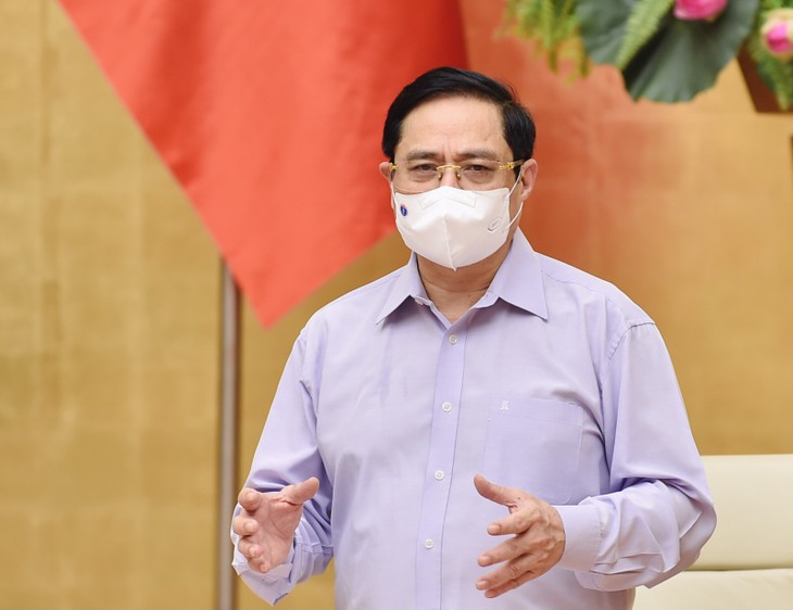 นายกรัฐมนตรี ฝ่ามมิงชิ้งห์ กำชับว่า การรับมือการแพร่ระบาดเหมือนการต่อสู้ผู้รุกราน - ảnh 1