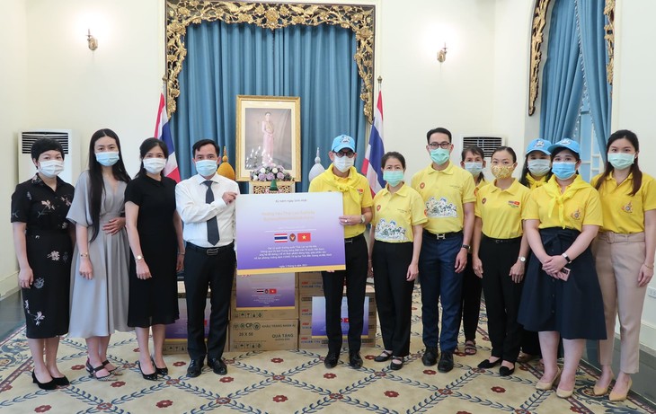 สถานเอกอัครราชทูตไทย ณ กรุงฮานอยช่วยเหลือประชาชนเวียดนามที่ได้รับผลกระทบจากโควิด-19 - ảnh 1