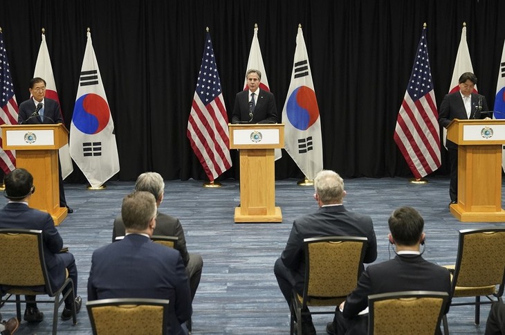สหรัฐ ญี่ปุ่นและสาธารณรัฐเกาหลีร่วมมือเพื่อมุ่งสู่การปลอดอาวุธนิวเคลียร์บนคาบสมุทรเกาหลีโดยสมบูรณ์ - ảnh 1