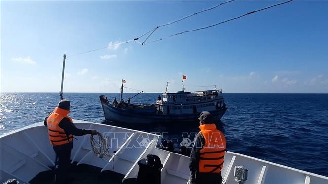 เรือตรวจการทางทะเลทำการลากจูงเรือประมงที่ประสบอุบัติเหตุจากเจื่องซามายังแผ่นดินใหญ่อย่างปลอดภัย - ảnh 1