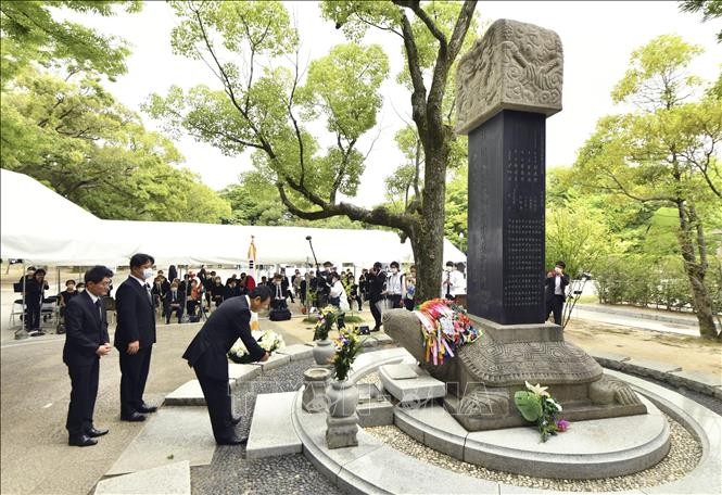 ญี่ปุ่นรำลึกครบรอบ 77 ปีสหรัฐทิ้งระเบิดปรมาณูใส่เมืองฮิโรชิมา - ảnh 1