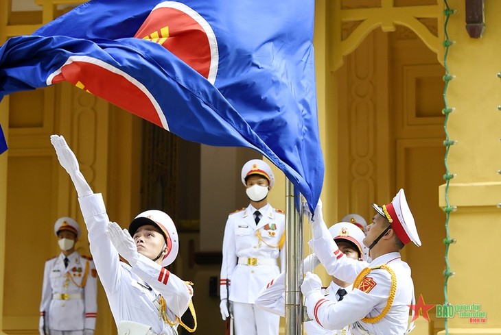 พิธีเชิญธงอาเซียนขึ้นสู่ยอดเสาในโอกาสฉลองครบรอบ 55 ปีวันก่อตั้งอาเซียน - ảnh 1