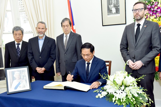 รัฐมนตรีว่าการกระทรวงการต่างประเทศเวียดนามเขียนข้อความในสมุดไว้อาลัยสมเด็จพระราชินีนาถเอลิซาเบธที่ 2 แห่งอังกฤษ - ảnh 1