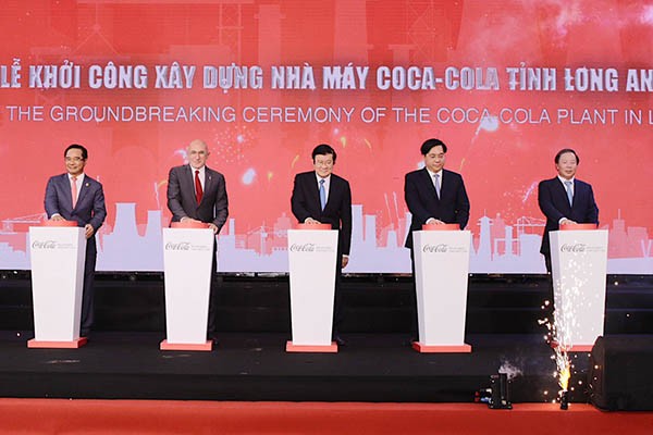 Coca-Cola เริ่มก่อสร้างโรงงานที่ใหญ่ที่สุดในเวียดนาม - ảnh 1
