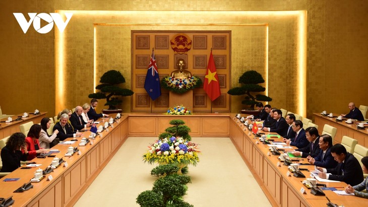 นายกรัฐมนตรี ฝ่ามมิงชิ้ง เป็นประธานพิธีต้อนรับนายกรัฐนตรีนิวซีแลนด์ที่เดินทางมาเยือนเวียดนามอย่างเป็นทางการ - ảnh 2