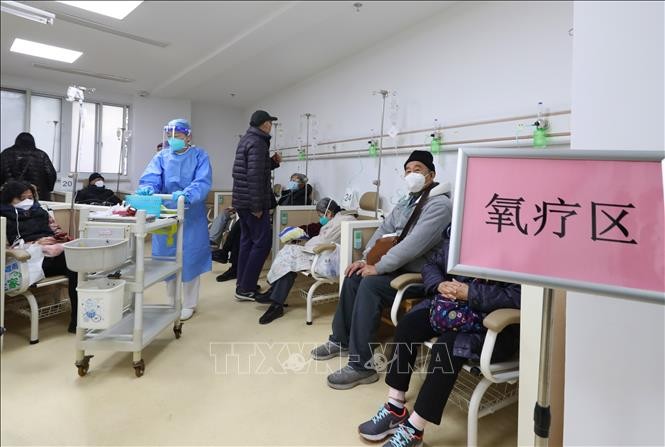 จีนปรับปรุงมาตรฐานการวินิจฉัยและการรักษาโรคโควิด-19 - ảnh 1