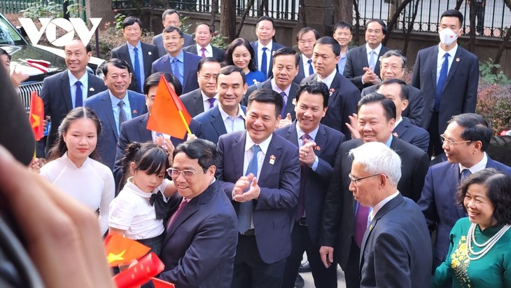 นายกรัฐมนตรี ฝ่ามมิงชิ้ง พบปะกับชุมชนชาวเวียดนามในประเทศจีน - ảnh 1