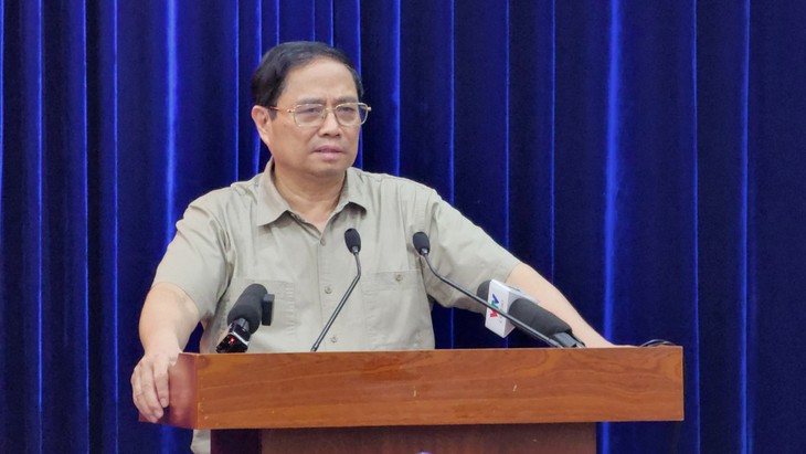 นายกรัฐมนตรี ฝ่ามมิงชิ้ง ตรวจสถานการณ์ปัญหาดินถล่มริมชายฝั่งในจังหวัดก่าเมา ซอกจังและบากเลียว - ảnh 1