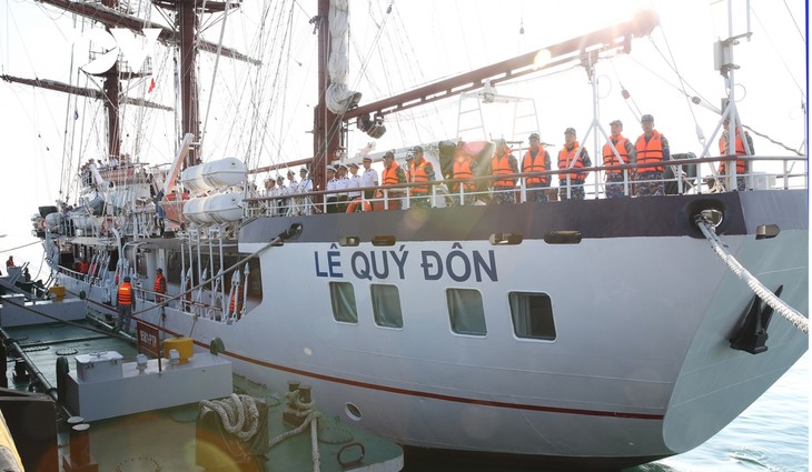 เรือใบ 286-Le Quy Don ออกจากท่าเรือทหาร ญาจาง เพื่อเดินทางไปเยือนสิงคโปร์ - ảnh 1