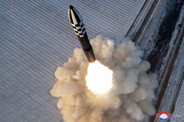 สาธารณรัฐประชาธิปไตยประชาชนเกาหลียืนยันการยิงขีปนาวุธ ICBM ฮวาซอง-18 - ảnh 1