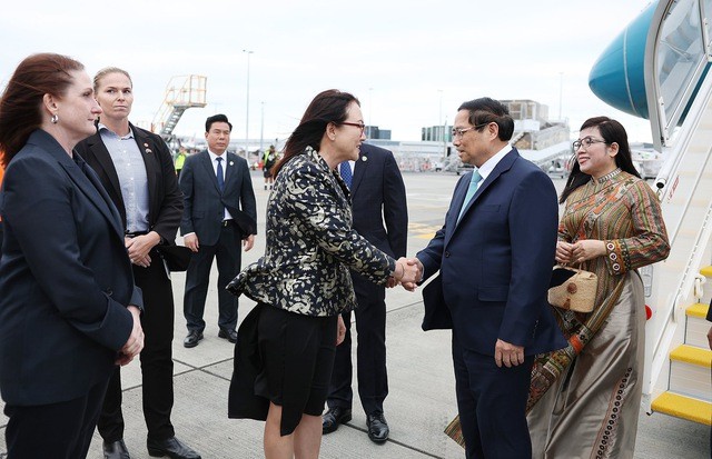 นายกรัฐมนตรี ฝ่ามมิงชิ้ง เดินทางถึงเมืองโอ๊คแลนด์ เยือนนิวซีแลนด์อย่างเป็นทางการ - ảnh 1
