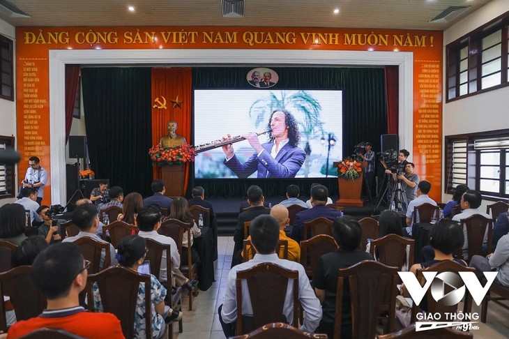 โบราณสถานทางวัฒนธรรมและประวัติศาสตร์ที่มีชื่อเสียงของกรุงฮานอยได้รับการแนะนำใน MV Going Home ของ Kenny G - ảnh 1