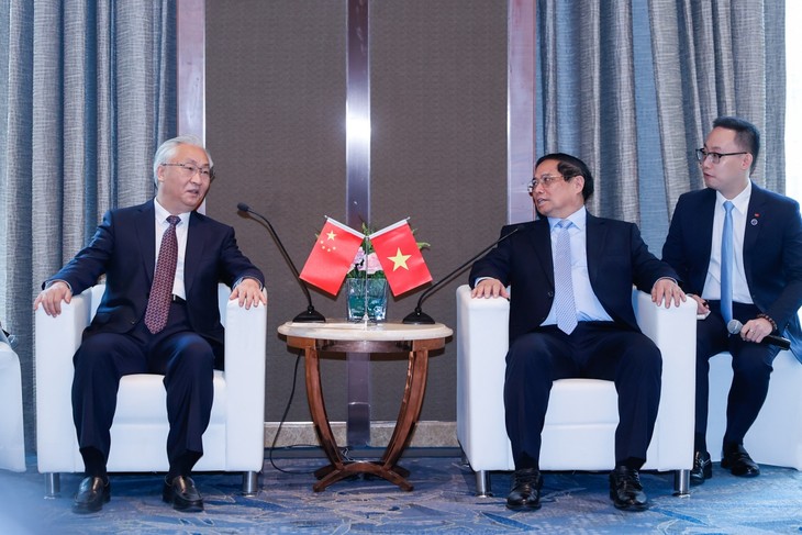 นายกรัฐมนตรี ฝ่ามมิงชิ้ง ระบุว่า การเชื่อมโยงโครงสร้างพื้นฐานด้านคมนาคมขนส่งระหว่างเวียดนามกับจีนมีความหมายสำคัญเป็นอย่างยิ่ง - ảnh 1