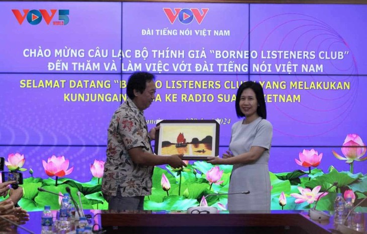 ผู้บริหารของสถานีวิทยุเวียดนามให้การต้อนรับสโมสรผู้ฟังสถานีวิทยุ Borneo ประเทศอินโดนีเซีย - ảnh 2