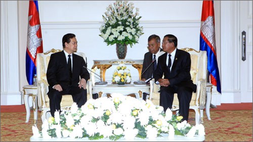 PM attends cremation ceremony of Cambodian King Father  - ảnh 1