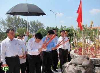 President Sang pays tribute at Phu Quoc Martyrs’ Cemetery - ảnh 1