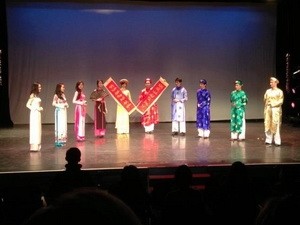 Students in UK promote Vietnamese culture - ảnh 1