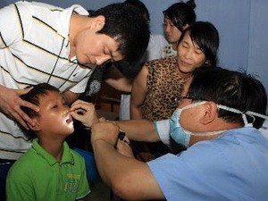 Poor people in central provinces receive free health check - ảnh 1