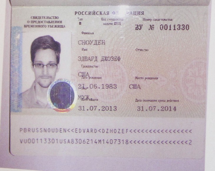 Russia grants Edward Snowden temporary asylum - ảnh 1