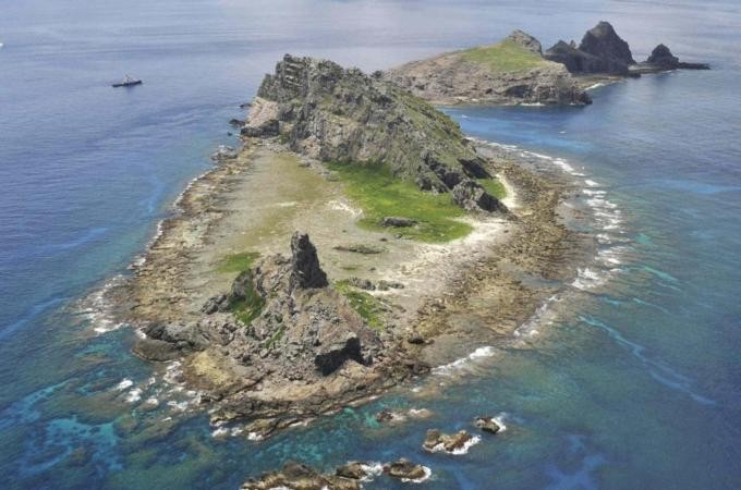 Chinese ships sail near disputed islands with Japan - ảnh 1