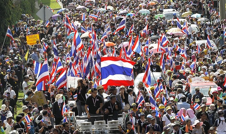 Thailand: Protesters encircle Puea Thai’s headquarter - ảnh 1