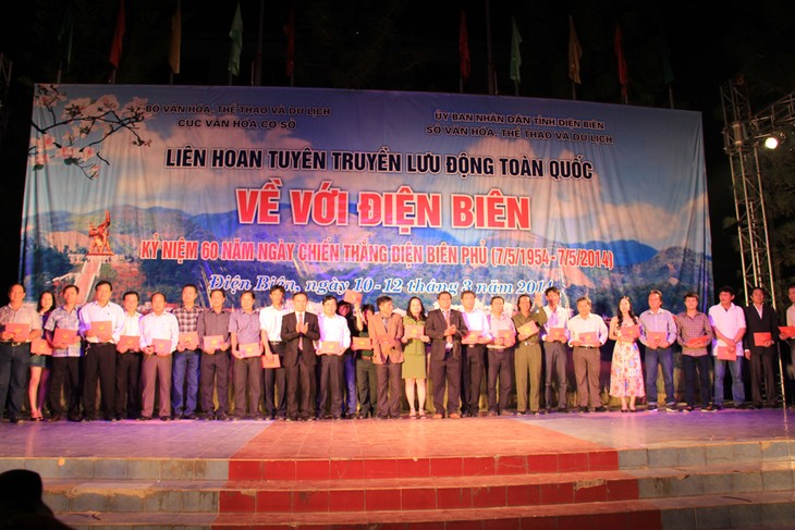 Colorful art programs celebrate Dien Bien Phu victory - ảnh 2