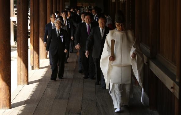 RoK, China condemn Yasukuni shrine visit by Japanese lawmakers - ảnh 1