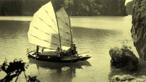 Old photos of Ha Long Bay on display - ảnh 1