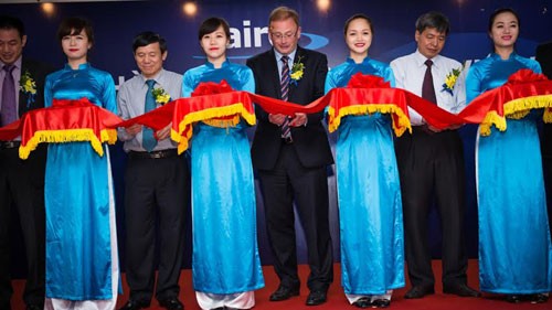 UK firm Laird opens first plant in Vietnam - ảnh 1