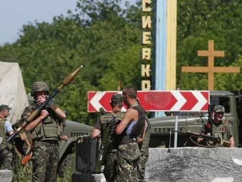 Ukraine considers martial law in eastern provinces - ảnh 1