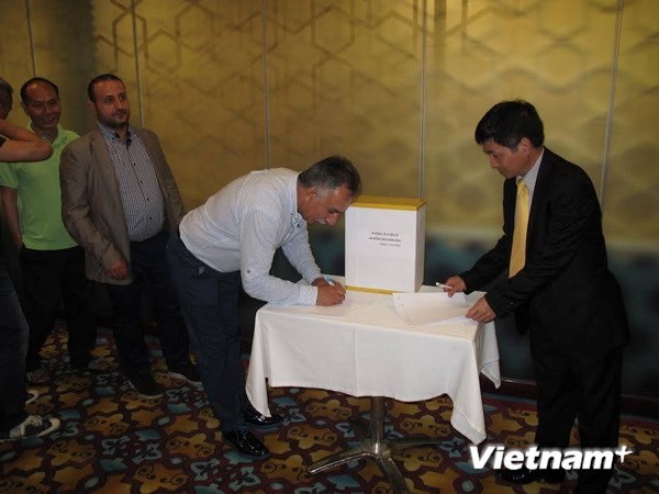 Overseas Vietnamese in Turkey raise money for fishermen, marine police - ảnh 1