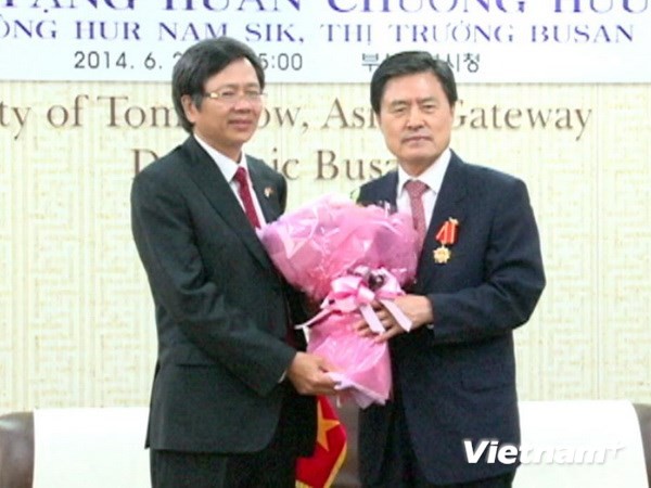 Busan’s mayor honored with friendship medal - ảnh 1