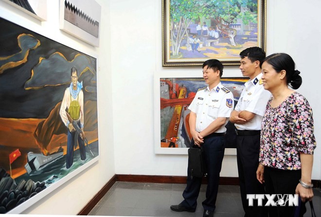 Painters draw pictures of Truong Sa archipelago - ảnh 1