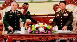 Vietnam, Laos tightened ties between Military Commands  - ảnh 1