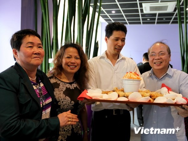 Cultural program promotes solidarity of Vietnamese people in UK - ảnh 1