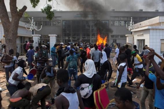 Army seizes power in Burkina Faso after riots - ảnh 1