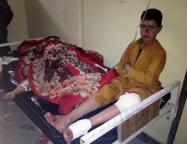 Suicide bomb blast in Afghanistan kills 50 - ảnh 1