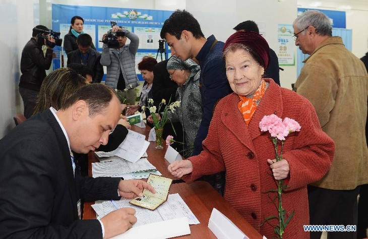 Voting for presidential election begins in Uzbekistan - ảnh 1