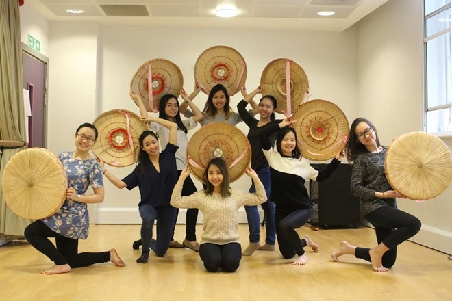 Students in UK promote Vietnamese culture - ảnh 1